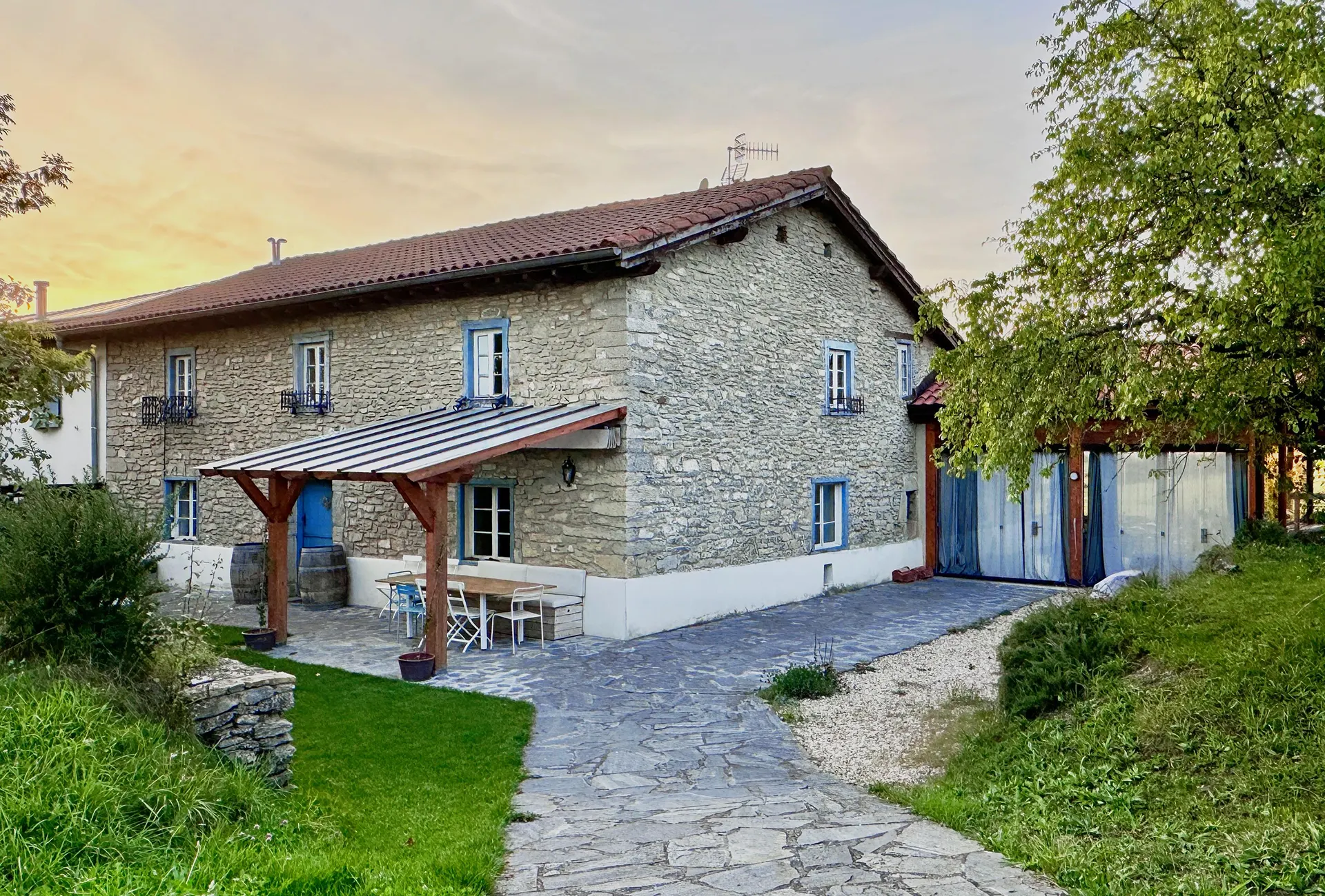 Casa rural Ulle Gorri en Gorbeia camino y porches